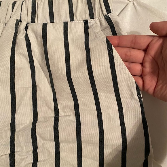 Forever 21 Pinstripe Shorts With Pockets - Picture 2 of 5